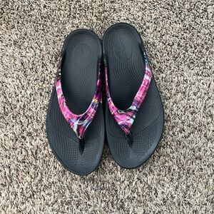NWOT OOFOS flip flops